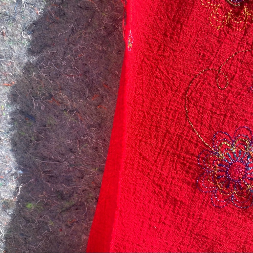 Adorable vintage 90s red cotton gauze w/ rainbow floral embroidery fabric sewing - Picture 10 of 16